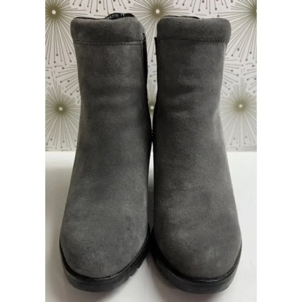 Sorel Quarry Gray Leather After Hours Chelsea wedge boot. Size 8.